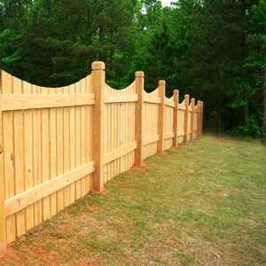 Деревянный забор на участке