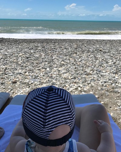 «Какой бутуз!»: подписчики Собчак умиляются, глядя на пляжный снимок ее 7-месячного сына Платона