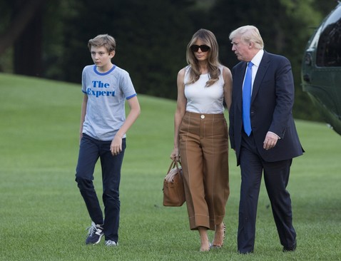 Общественность критикует 11-летнего сына Трампа, но скупает вещи, которые он носит