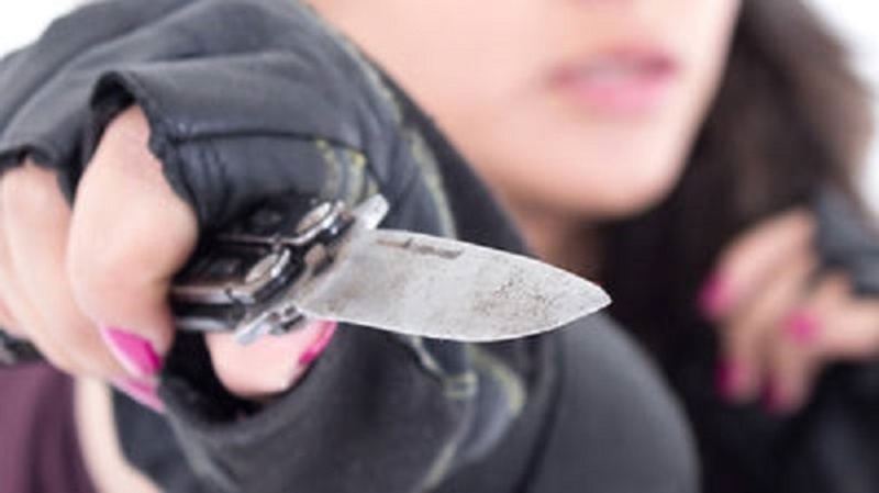 Ученица 8-го класса прямо в школе напала с ножом на бывшего возлюбленного