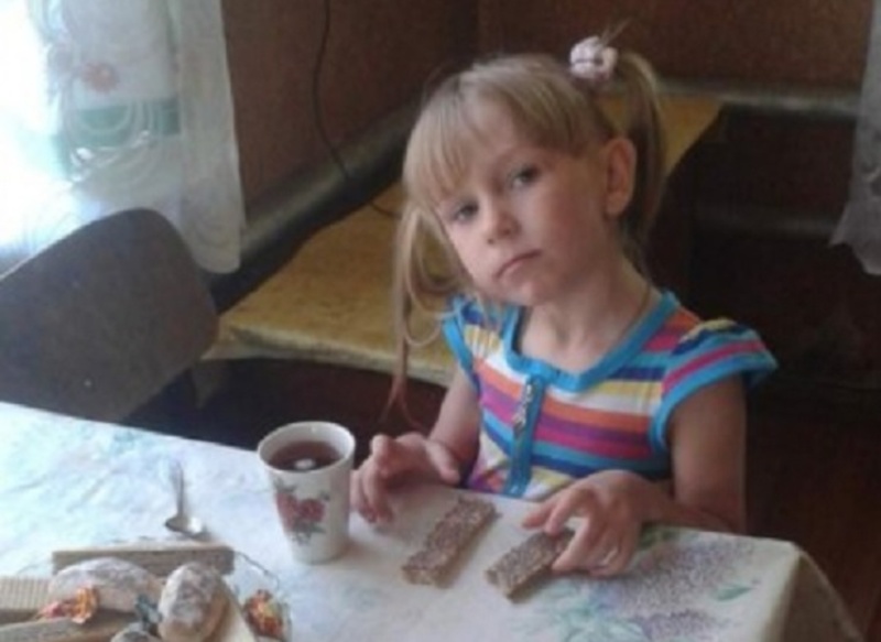 При ходьбе косолапит: пропала 6-летняя Алена Попова