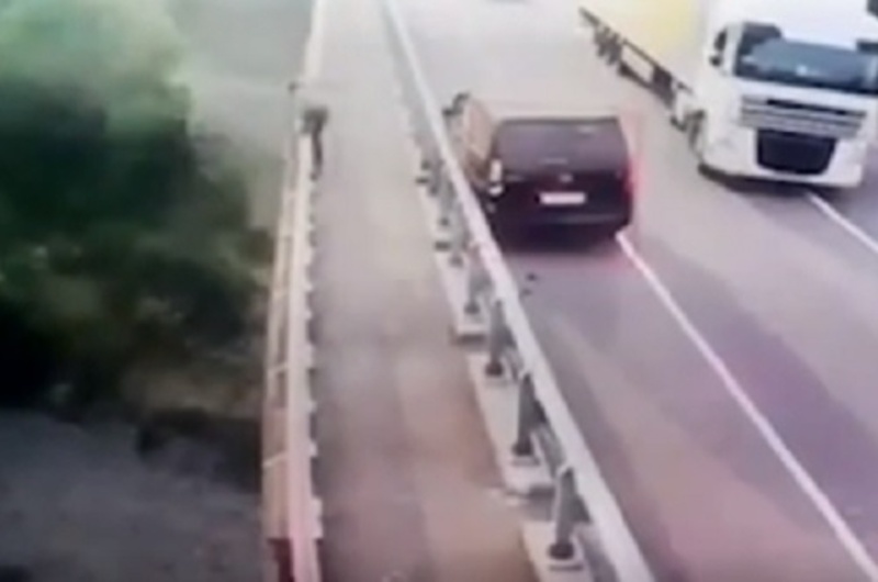 Водитель иномарки врезался в отбойник, спрыгнул с моста и погиб