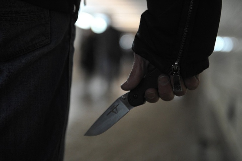 В Тюменской области застолье кончилось плачевно: мужчина приставил нож к горлу друга