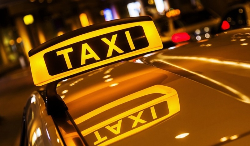 Дорогая дорога: таксист отвез туриста в аэропорт за 23 тысячи рублей