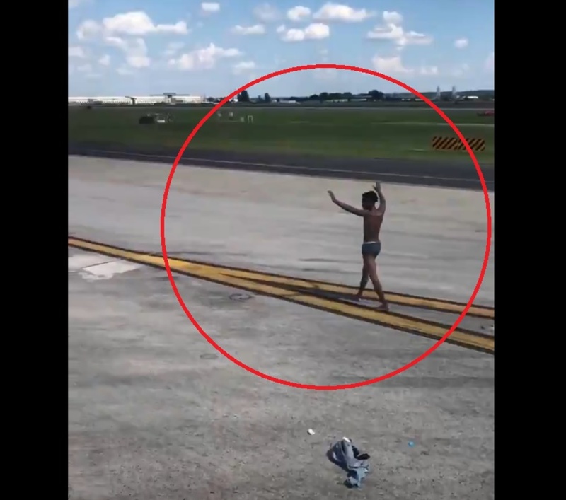 Совершенно обнаженный 19-летний парень забрался на крыло самолета