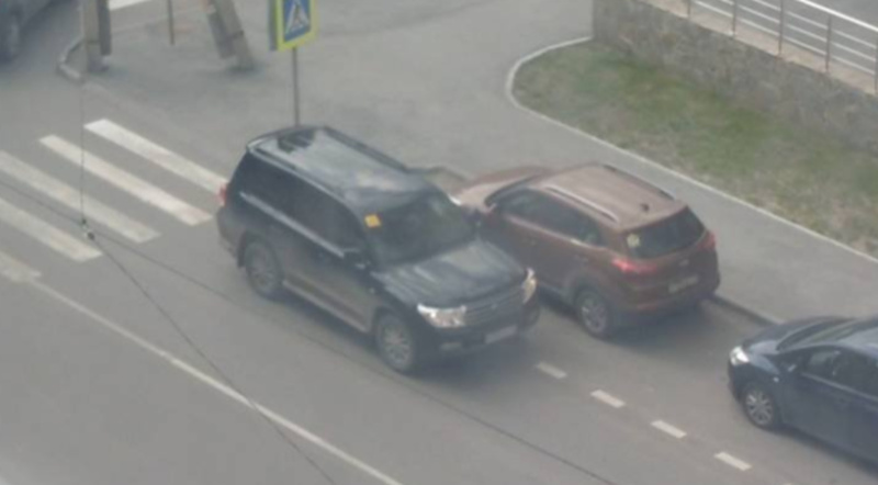 Припарковался на встречной полосе: тюменцы обсуждают грубое нарушение ПДД водителем внедорожника
