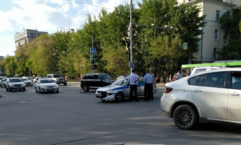 В центре Тюмени столкнулись иномарка и автомобиль ДПС