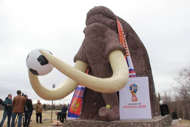 В Салехарде мамонта украсили фанатской атрибутикой и футбольным мячом