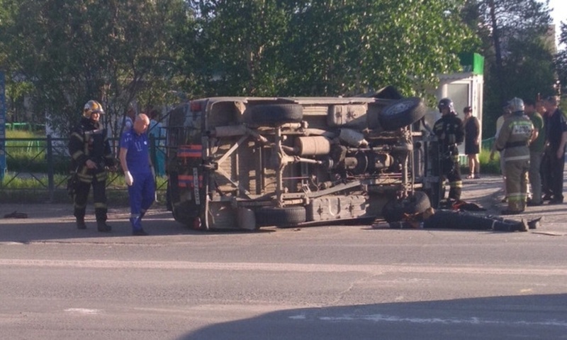 Водителя выбросило через лобовое стекло: в страшном ДТП на Ямале погиб спасатель