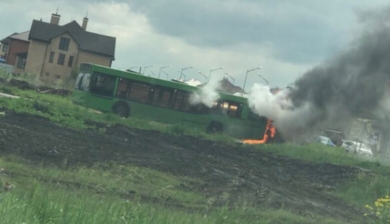 В Тюмени загорелся автобус, в котором были пассажиры
