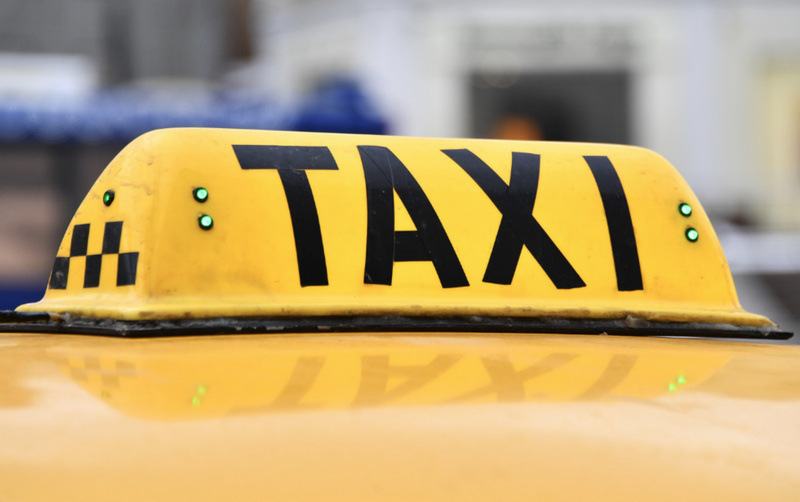 Таксист избил и ограбил гостя из Франции