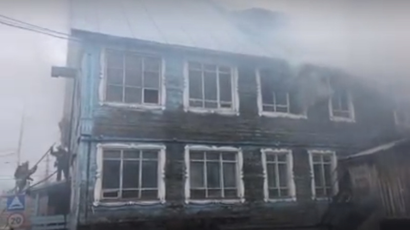В Салехарде огнем охвачено двухэтажное здание - видео
