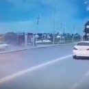 В Тюмени легковушка снесла автобусную остановку - видео