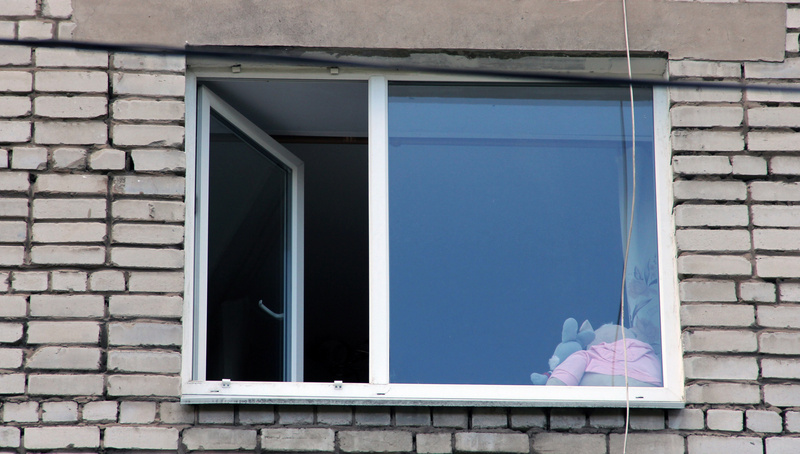 В Тюмени пятилетний ребенок умер после падения из окна 7 этажа