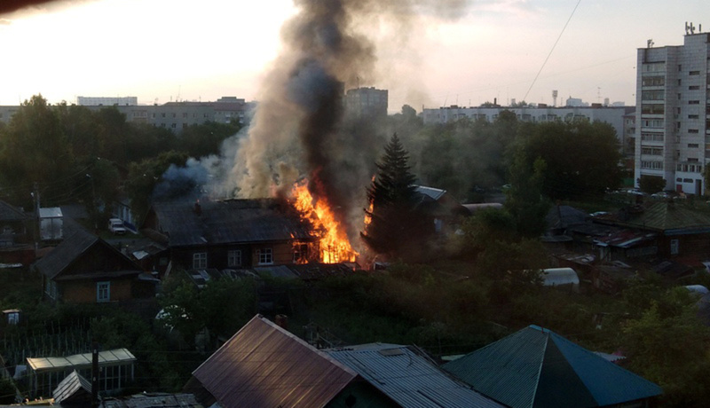 Утренний пожар на Обороне: горел частный дом - фото, видео
