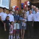 Многодетная семья из Абатского района получила ключи от нового дома из рук Александра Моора