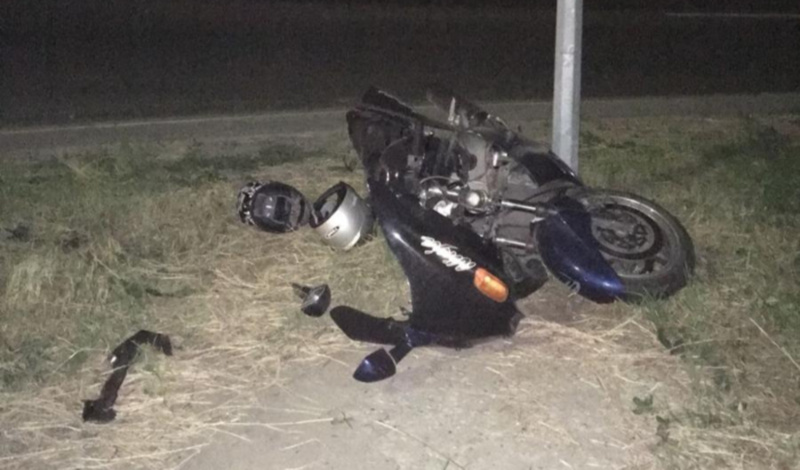 В Тюменской области бесправник на мотоцикле протаранил столб