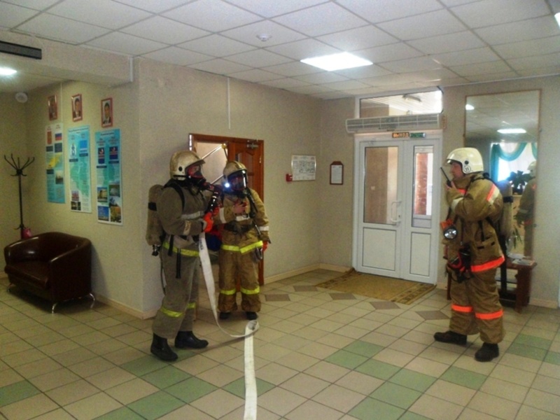 Ямальские спасатели эвакуировали из больницы более 100 человек