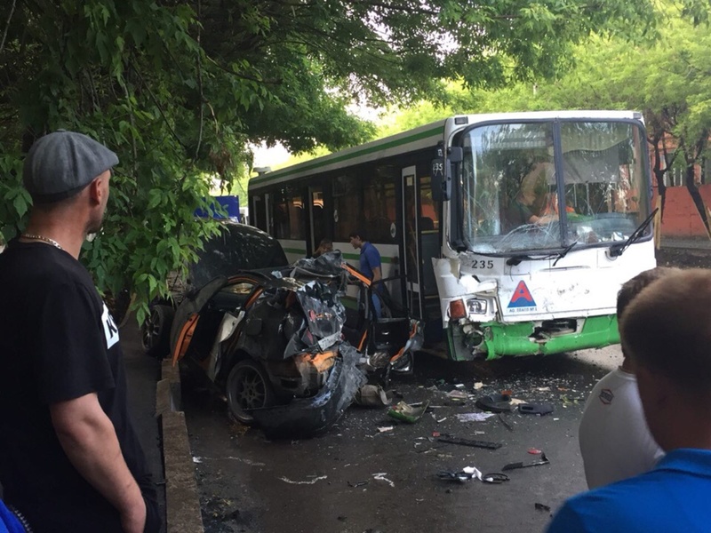 Занесло на скользкой дороге: в страшном тюменском ДТП погиб пассажир легковушки - фото