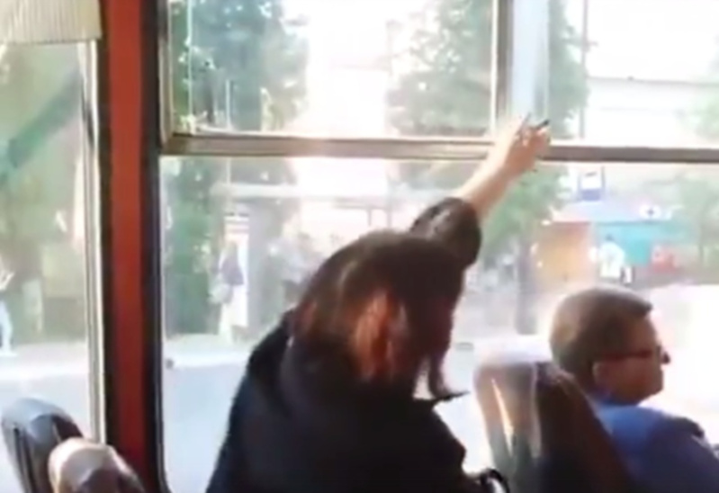 Пассажирку автобуса тюменцы обвинили в умственной неполноценности: видео