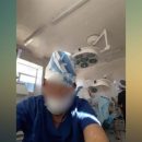 Российский врач сделал селфи на фоне пациентки на операционном столе