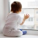На Ямале маленький ребенок оперся на москитную сетку и выпал из окна