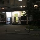 Пыталась спасти маму: Женщина с 14-летней дочерью выпали из окна 5-го этажа