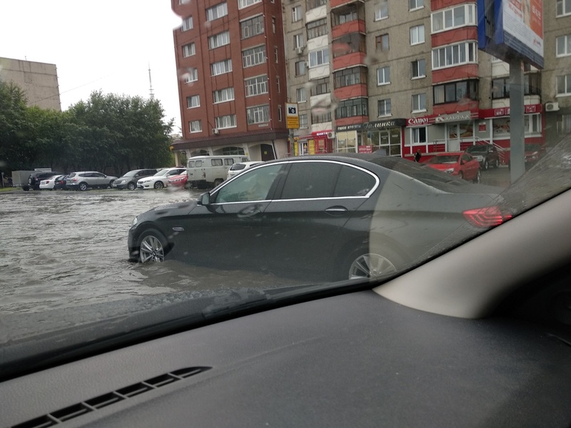 Всемирный потоп: после дождя тюменские улицы залило водой - фото, видео