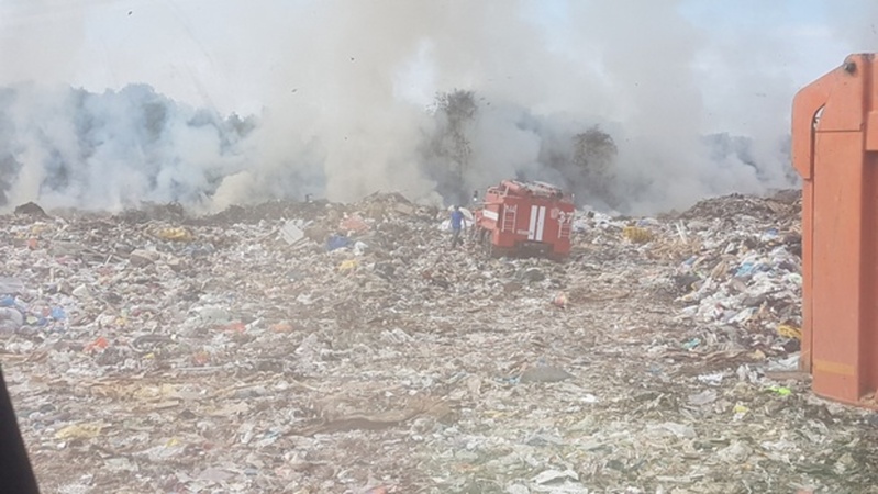 В Тобольске продолжает тлеть мусорная свалка