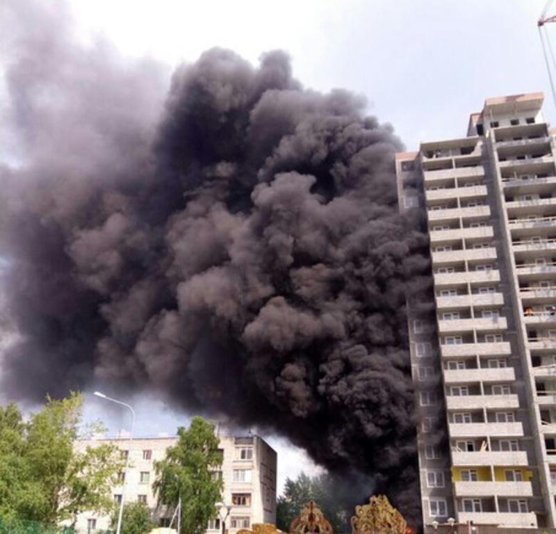 В Тюмени район ММС заволокло дымом из-за пожара на стройке - фото
