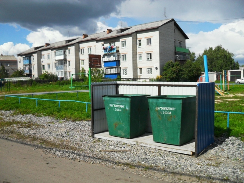 В Тюменской области судят руководителя УК, который возил два мусорных контейнера от дома к дому