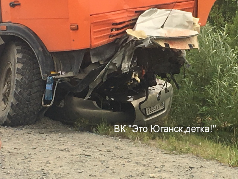 Иномарка ушла под КамАЗ: на северной трассе в ДТП погибли 3 человека - фото и видео