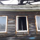 Выламывали окна, выкидывали младших: в тюменском селе сгорел дом многодетной семьи - фото