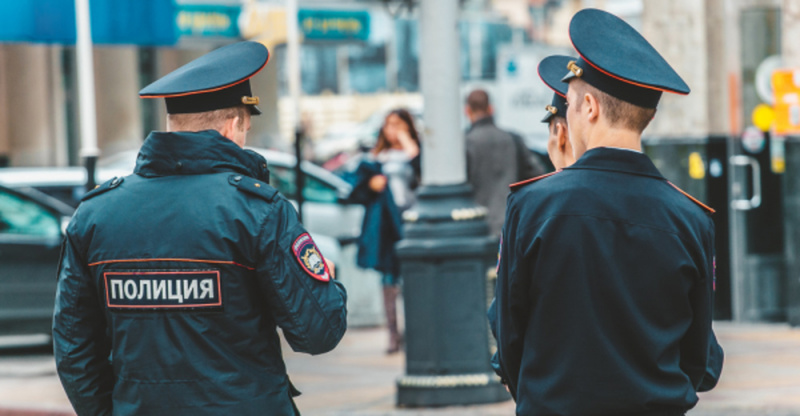 Тюменец провел для полицейских экскурсию по местам, где находятся закладки